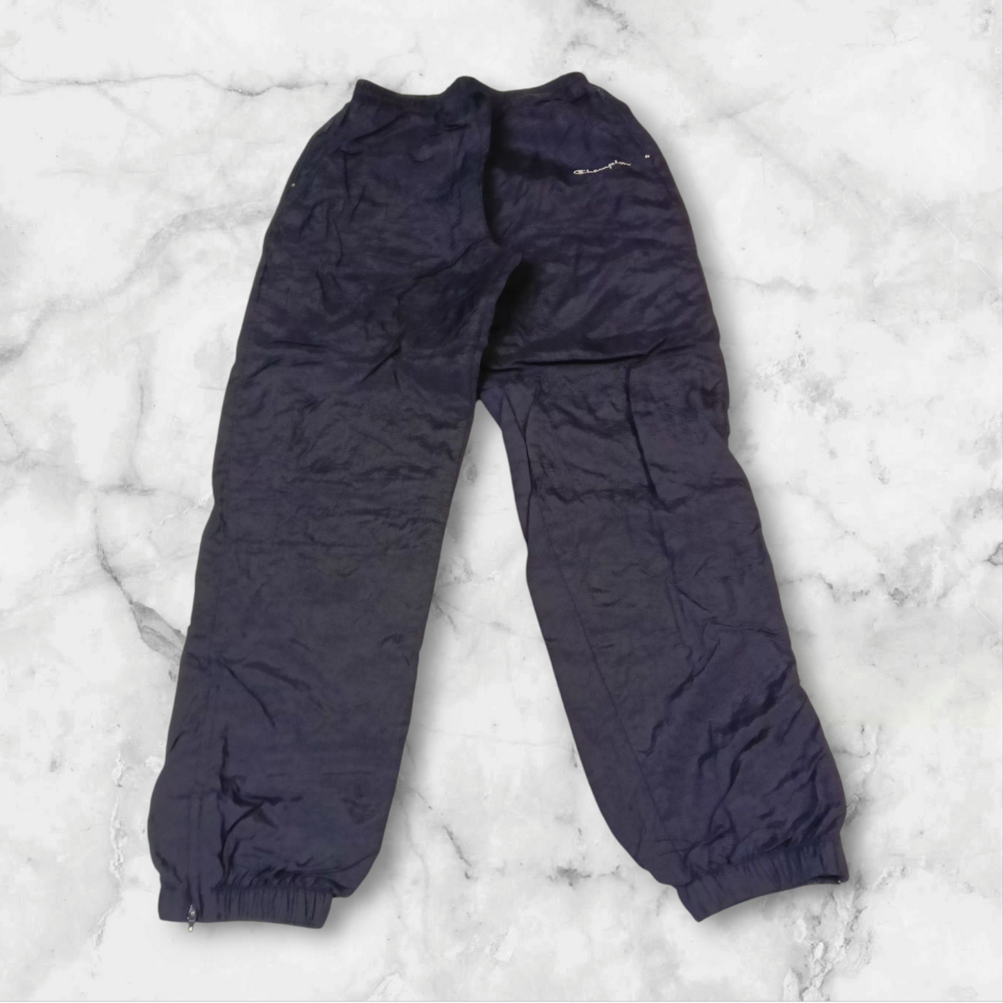 Entdecke unsere Vintage Track Pants von Nike und anderen Marken, erhältlich bei Valuxery.de - Dein Shop für trendige Vintage - Kleidung. Unsere Track Pants sind aus hochwertigen Materialien und