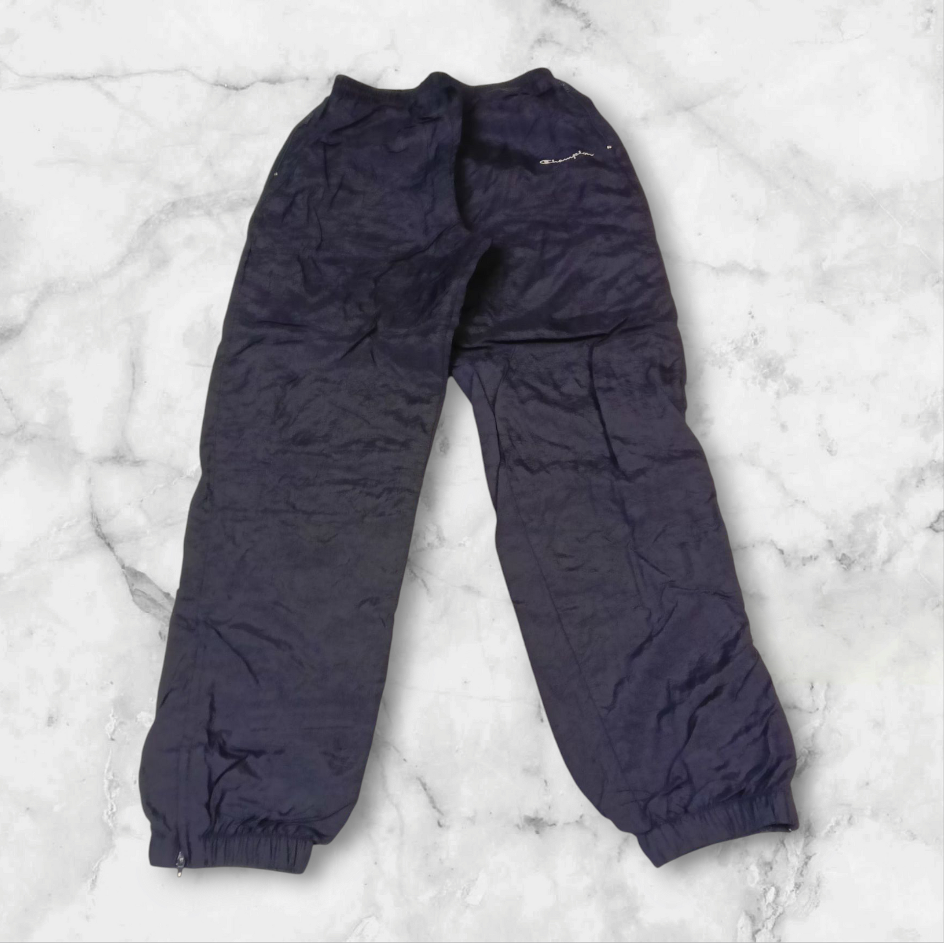 Entdecke unsere Vintage Track Pants von Nike und anderen Marken, erhältlich bei Valuxery.de - Dein Shop für trendige Vintage - Kleidung. Unsere Track Pants sind aus hochwertigen Materialien und