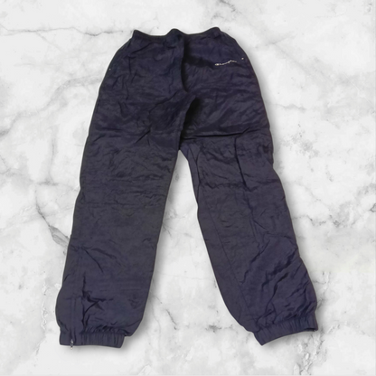 Entdecke unsere Vintage Track Pants von Nike und anderen Marken, erhältlich bei Valuxery.de - Dein Shop für trendige Vintage - Kleidung. Unsere Track Pants sind aus hochwertigen Materialien und