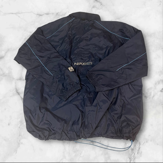 Entdecke unsere Vintage Track Pants von Nike und anderen Marken, erhältlich bei Valuxery.de - Dein Shop für trendige Vintage - Kleidung. Unsere Track Pants sind aus hochwertigen Materialien und