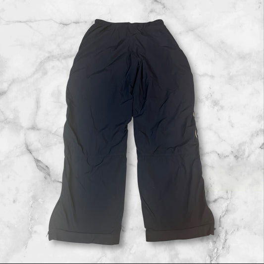 Entdecke unsere Vintage Track Pants von Nike und anderen Marken, erhältlich bei Valuxery.de - Dein Shop für trendige Vintage - Kleidung. Unsere Track Pants sind aus hochwertigen Materialien und