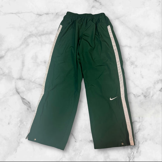 Entdecke unsere Vintage Track Pants von Nike und anderen Marken, erhältlich bei Valuxery.de - Dein Shop für trendige Vintage - Kleidung. Unsere Track Pants sind aus hochwertigen Materialien und