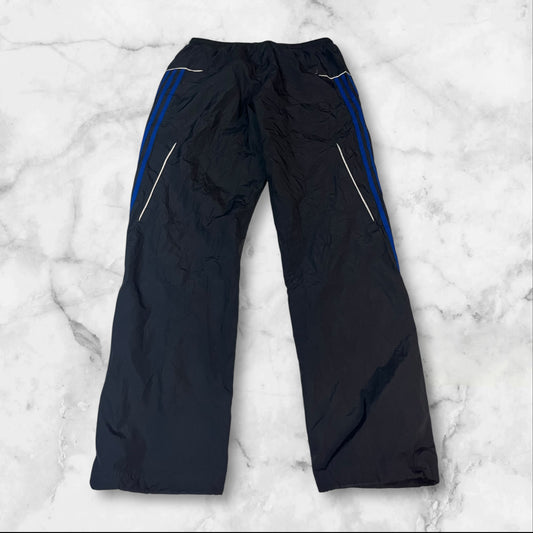 Entdecke unsere Vintage Track Pants von Nike und anderen Marken, erhältlich bei Valuxery.de - Dein Shop für trendige Vintage - Kleidung. Unsere Track Pants sind aus hochwertigen Materialien und