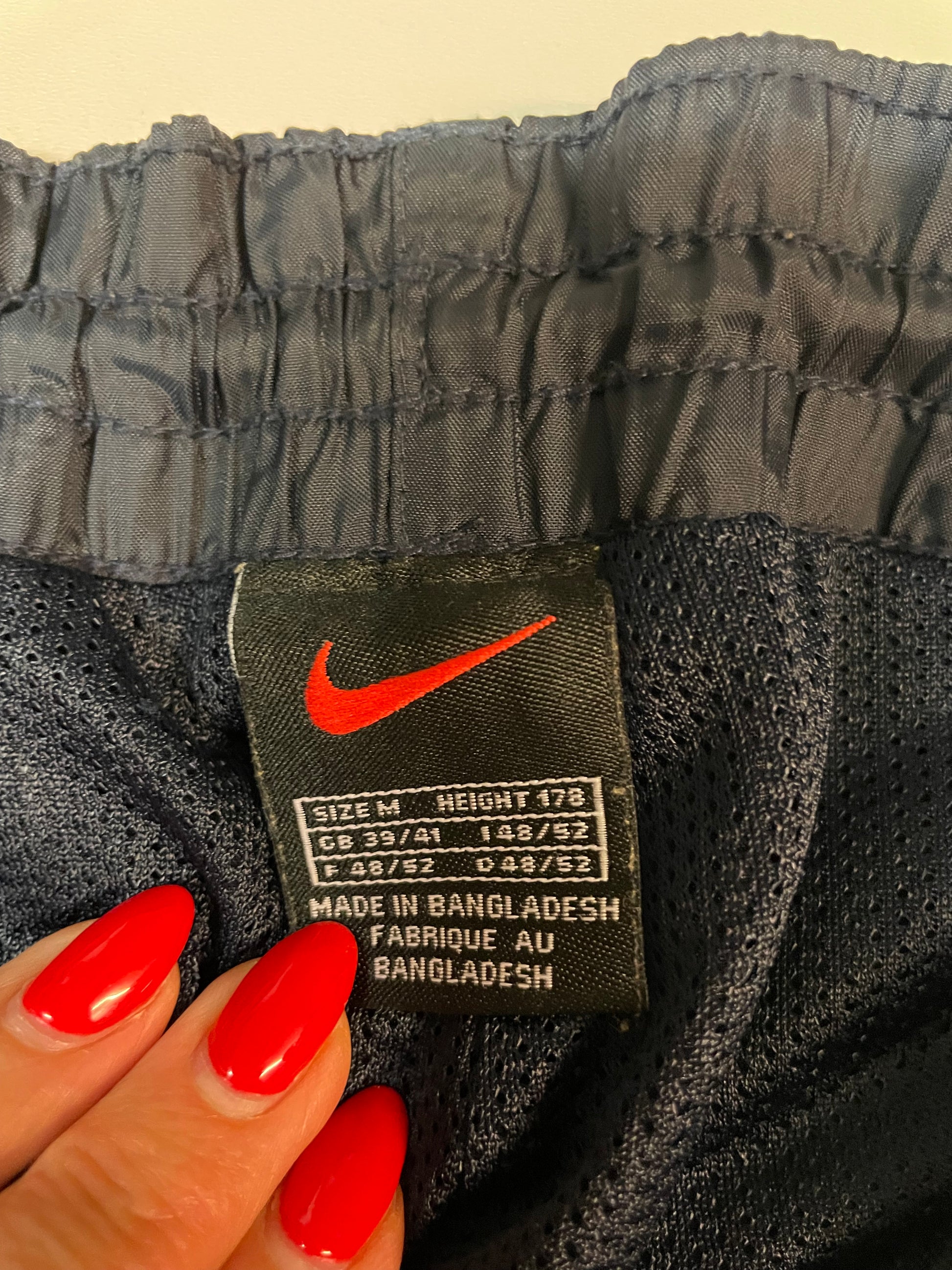 Entdecke unsere Vintage Track Pants von Nike und anderen Marken, erhältlich bei Valuxery.de - Dein Shop für trendige Vintage - Kleidung. Unsere Track Pants sind aus hochwertigen Materialien und