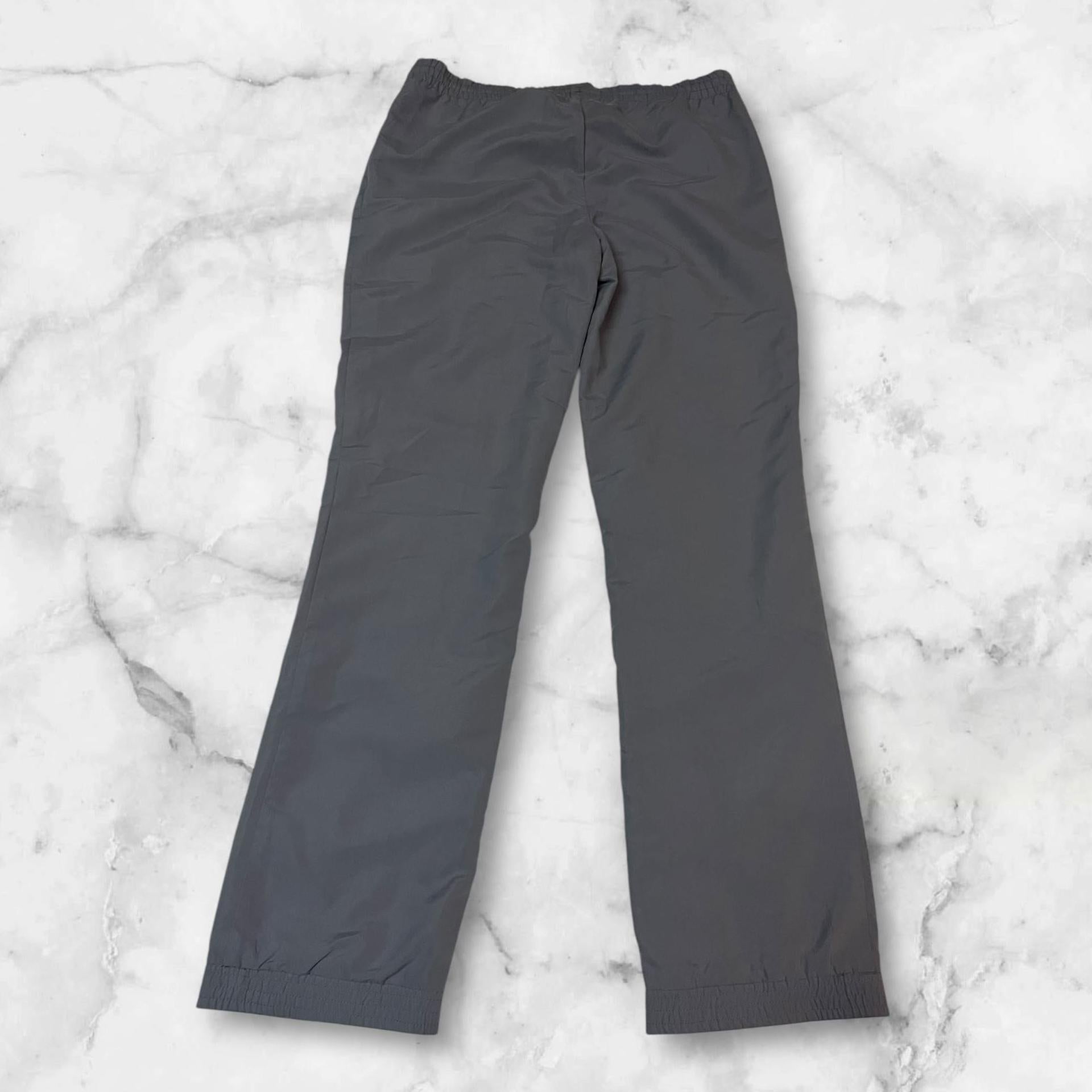 Entdecke unsere Vintage Track Pants von Nike und anderen Marken, erhältlich bei Valuxery.de - Dein Shop für trendige Vintage - Kleidung. Unsere Track Pants sind aus hochwertigen Materialien und