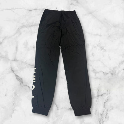 Entdecke unsere Vintage Track Pants von Nike und anderen Marken, erhältlich bei Valuxery.de - Dein Shop für trendige Vintage - Kleidung. Unsere Track Pants sind aus hochwertigen Materialien und