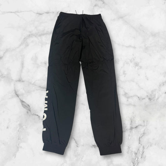 Entdecke unsere Vintage Track Pants von Nike und anderen Marken, erhältlich bei Valuxery.de - Dein Shop für trendige Vintage - Kleidung. Unsere Track Pants sind aus hochwertigen Materialien und