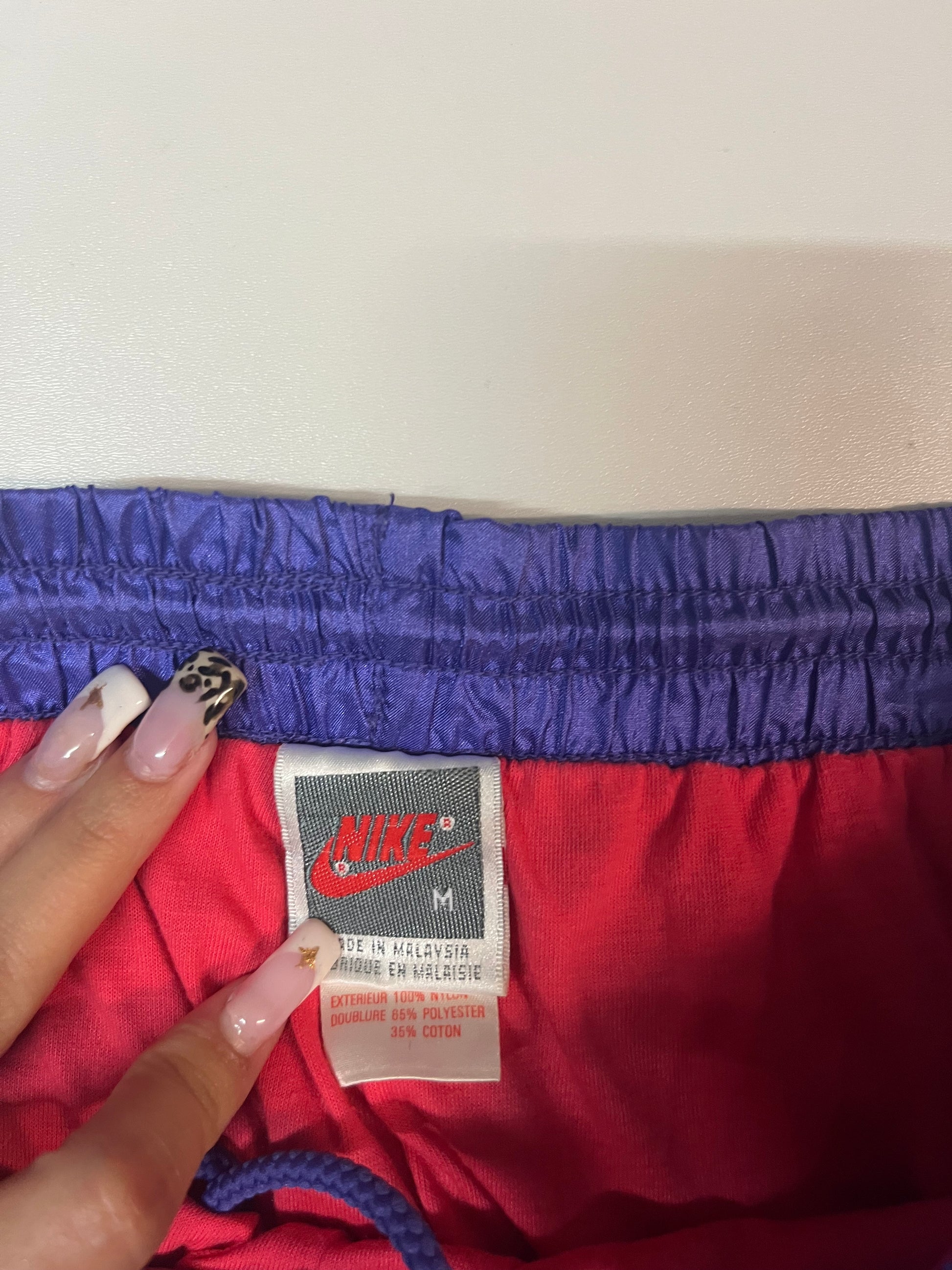 Entdecke unsere Vintage Track Pants von Nike und anderen Marken, erhältlich bei Valuxery.de - Dein Shop für trendige Vintage - Kleidung. Unsere Track Pants sind aus hochwertigen Materialien und