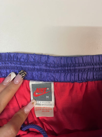 Entdecke unsere Vintage Track Pants von Nike und anderen Marken, erhältlich bei Valuxery.de - Dein Shop für trendige Vintage - Kleidung. Unsere Track Pants sind aus hochwertigen Materialien und