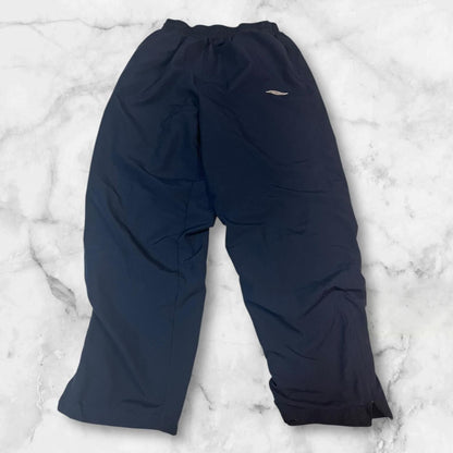 Entdecke unsere Vintage Track Pants von Nike und anderen Marken, erhältlich bei Valuxery.de - Dein Shop für trendige Vintage - Kleidung. Unsere Track Pants sind aus hochwertigen Materialien und