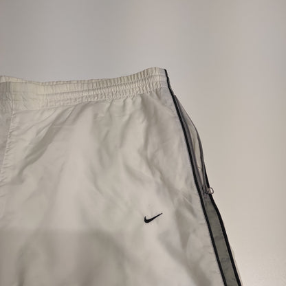 Entdecke unsere Vintage Track Pants von Nike und anderen Marken, erhältlich bei Valuxery.de - Dein Shop für trendige Vintage - Kleidung. Unsere Track Pants sind aus hochwertigen Materialien und