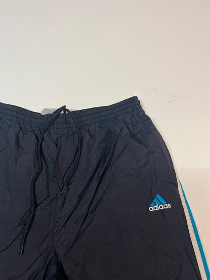 Entdecke unsere Vintage Track Pants von Nike und anderen Marken, erhältlich bei Valuxery.de - Dein Shop für trendige Vintage - Kleidung. Unsere Track Pants sind aus hochwertigen Materialien und
