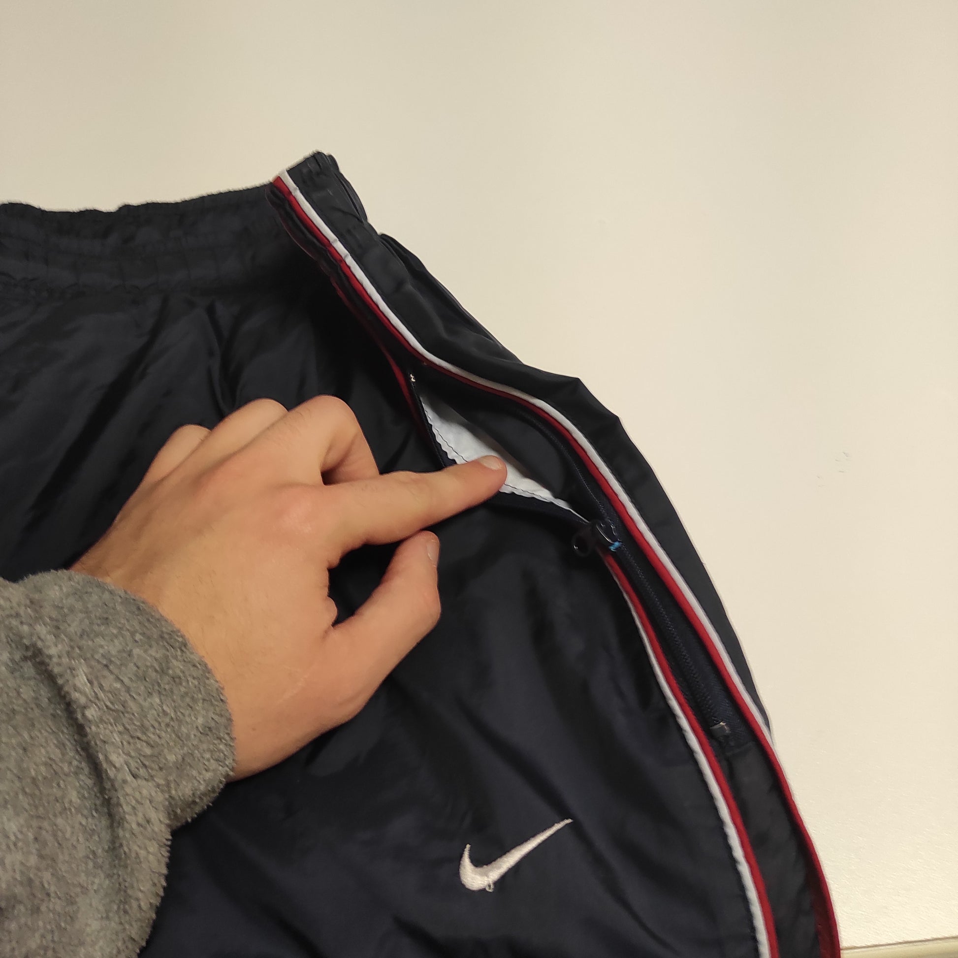 Entdecke unsere Vintage Track Pants von Nike und anderen Marken, erhältlich bei Valuxery.de - Dein Shop für trendige Vintage - Kleidung. Unsere Track Pants sind aus hochwertigen Materialien und