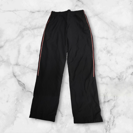 Entdecke unsere Vintage Track Pants von Nike und anderen Marken, erhältlich bei Valuxery.de - Dein Shop für trendige Vintage - Kleidung. Unsere Track Pants sind aus hochwertigen Materialien und