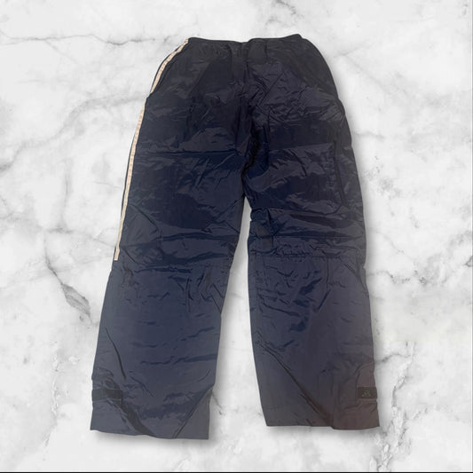 Entdecke unsere Vintage Track Pants von Nike und anderen Marken, erhältlich bei Valuxery.de - Dein Shop für trendige Vintage - Kleidung. Unsere Track Pants sind aus hochwertigen Materialien und