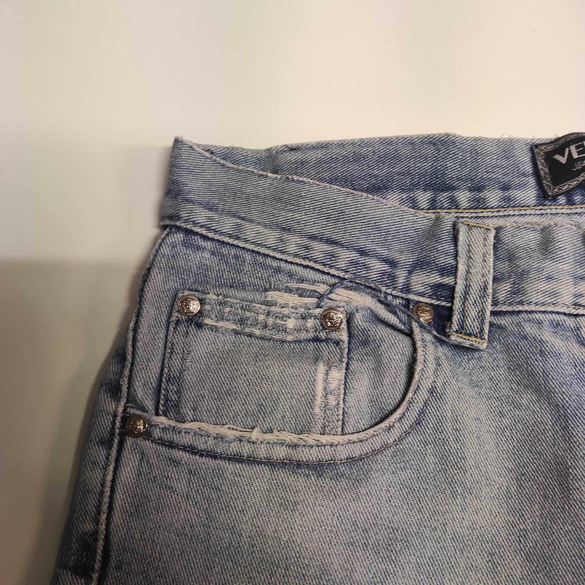 Entdecke unsere Vintage Track Pants von Nike und anderen Marken, erhältlich bei Valuxery.de - Dein Shop für trendige Vintage - Kleidung. Unsere Track Pants sind aus hochwertigen Materialien und
