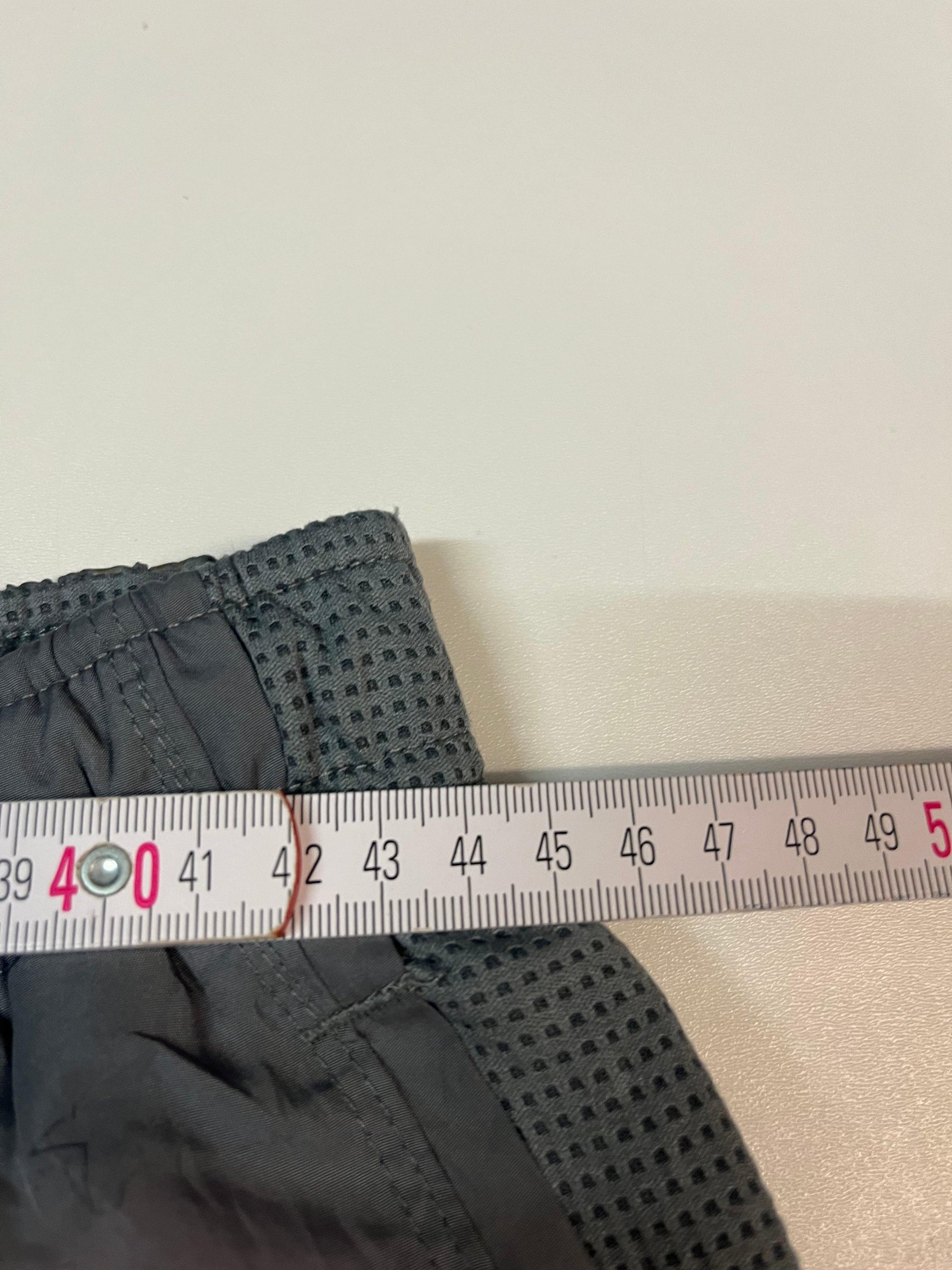 Entdecke unsere Vintage Track Pants von Nike und anderen Marken, erhältlich bei Valuxery.de - Dein Shop für trendige Vintage - Kleidung. Unsere Track Pants sind aus hochwertigen Materialien und