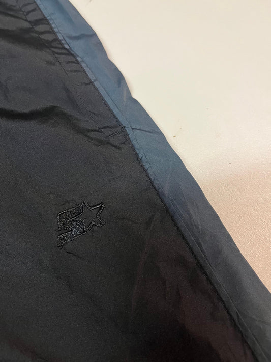 Entdecke unsere Vintage Track Pants von Nike und anderen Marken, erhältlich bei Valuxery.de - Dein Shop für trendige Vintage - Kleidung. Unsere Track Pants sind aus hochwertigen Materialien und