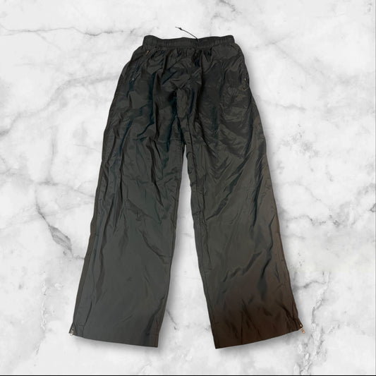 Entdecke unsere Vintage Track Pants von Nike und anderen Marken, erhältlich bei Valuxery.de - Dein Shop für trendige Vintage - Kleidung. Unsere Track Pants sind aus hochwertigen Materialien und