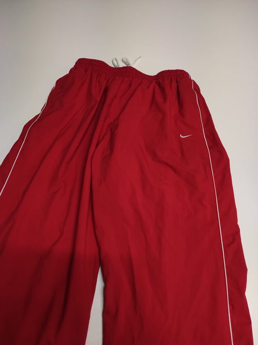 Entdecke unsere Vintage Track Pants von Nike und anderen Marken, erhältlich bei Valuxery.de - Dein Shop für trendige Vintage - Kleidung. Unsere Track Pants sind aus hochwertigen Materialien und