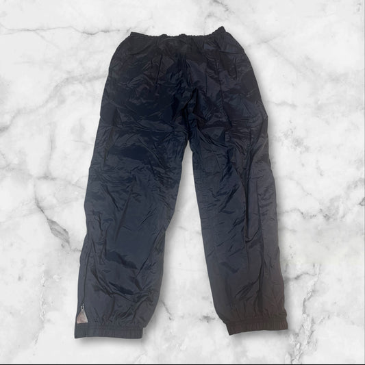 Entdecke unsere Vintage Track Pants von Nike und anderen Marken, erhältlich bei Valuxery.de - Dein Shop für trendige Vintage - Kleidung. Unsere Track Pants sind aus hochwertigen Materialien und