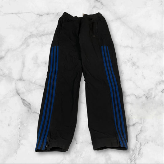 Entdecke unsere Vintage Track Pants von Nike und anderen Marken, erhältlich bei Valuxery.de - Dein Shop für trendige Vintage - Kleidung. Unsere Track Pants sind aus hochwertigen Materialien und