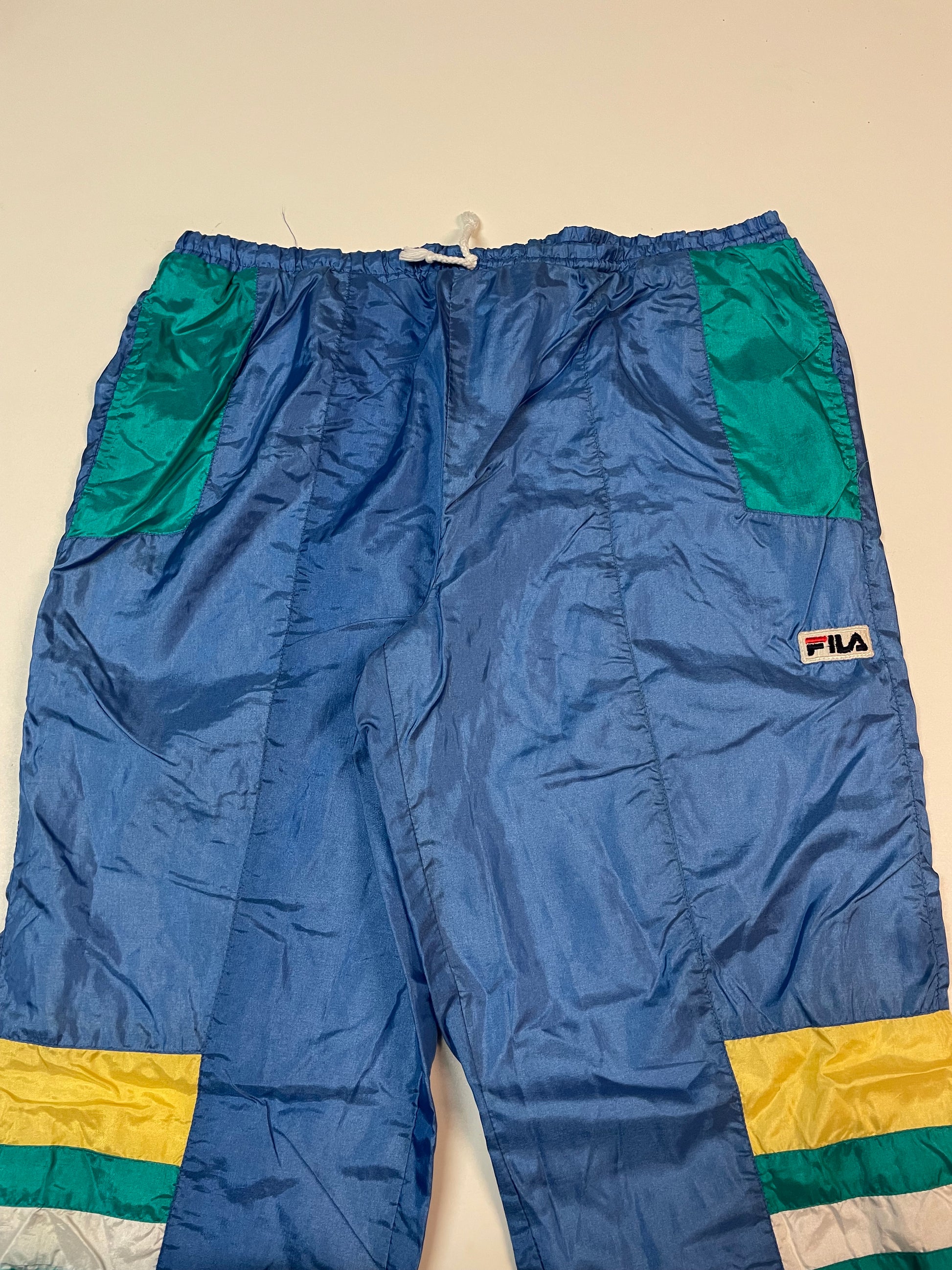 Entdecke unsere Vintage Track Pants von Nike und anderen Marken, erhältlich bei Valuxery.de - Dein Shop für trendige Vintage - Kleidung. Unsere Track Pants sind aus hochwertigen Materialien und