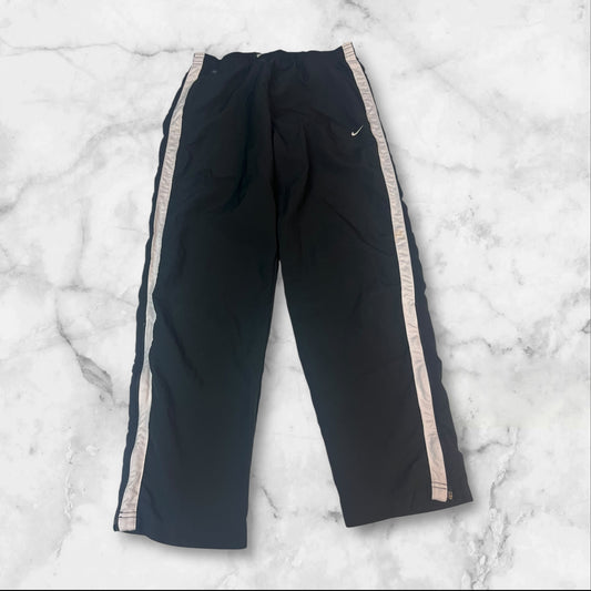Entdecke unsere Vintage Track Pants von Nike und anderen Marken, erhältlich bei Valuxery.de - Dein Shop für trendige Vintage - Kleidung. Unsere Track Pants sind aus hochwertigen Materialien und