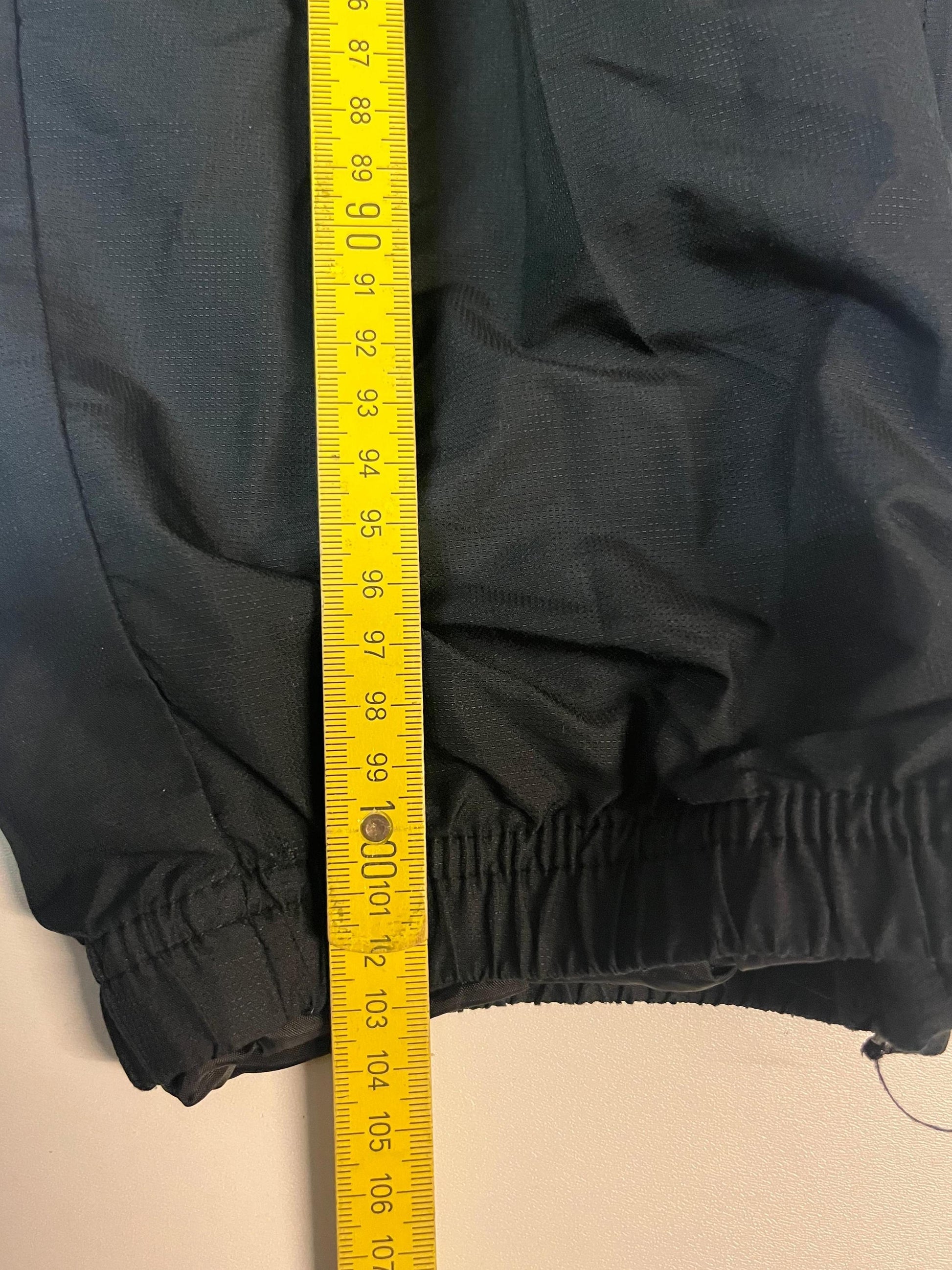 Entdecke unsere Vintage Track Pants von Nike und anderen Marken, erhältlich bei Valuxery.de - Dein Shop für trendige Vintage - Kleidung. Unsere Track Pants sind aus hochwertigen Materialien und