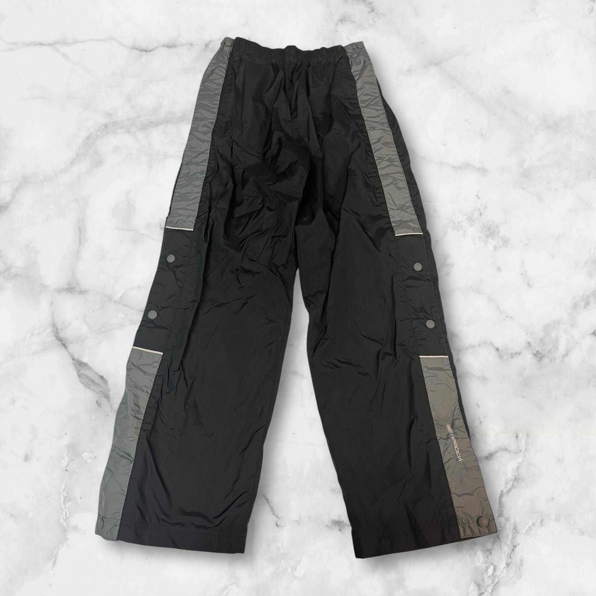 Entdecke unsere Vintage Track Pants von Nike und anderen Marken, erhältlich bei Valuxery.de - Dein Shop für trendige Vintage - Kleidung. Unsere Track Pants sind aus hochwertigen Materialien und