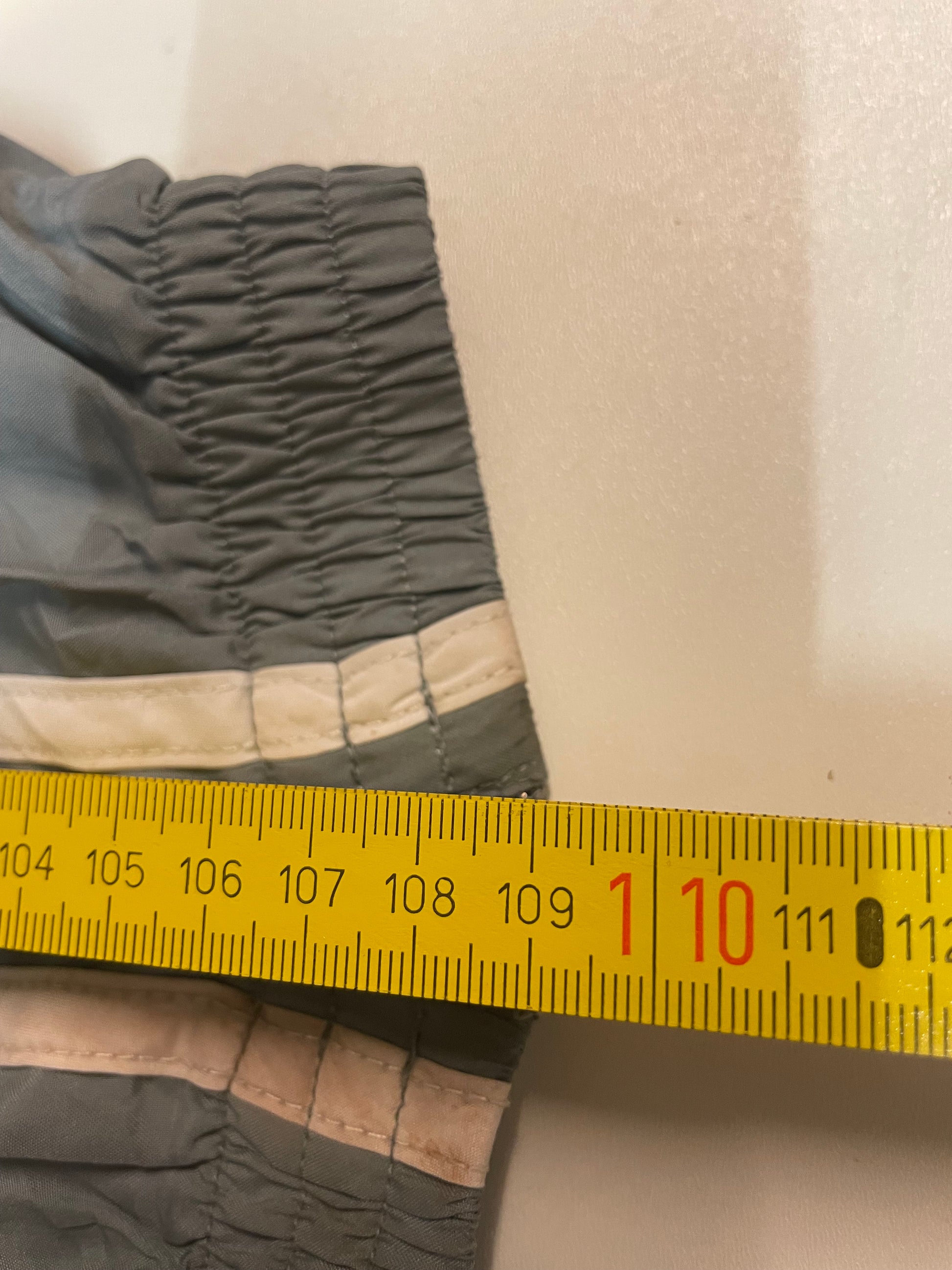 Entdecke unsere Vintage Track Pants von Nike und anderen Marken, erhältlich bei Valuxery.de - Dein Shop für trendige Vintage - Kleidung. Unsere Track Pants sind aus hochwertigen Materialien und