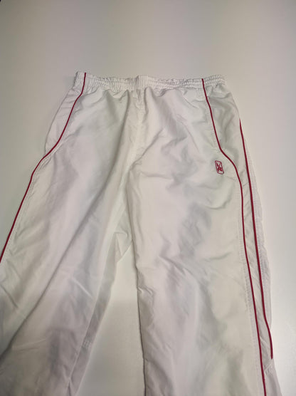 Entdecke unsere Vintage Track Pants von Nike und anderen Marken, erhältlich bei Valuxery.de - Dein Shop für trendige Vintage - Kleidung. Unsere Track Pants sind aus hochwertigen Materialien und