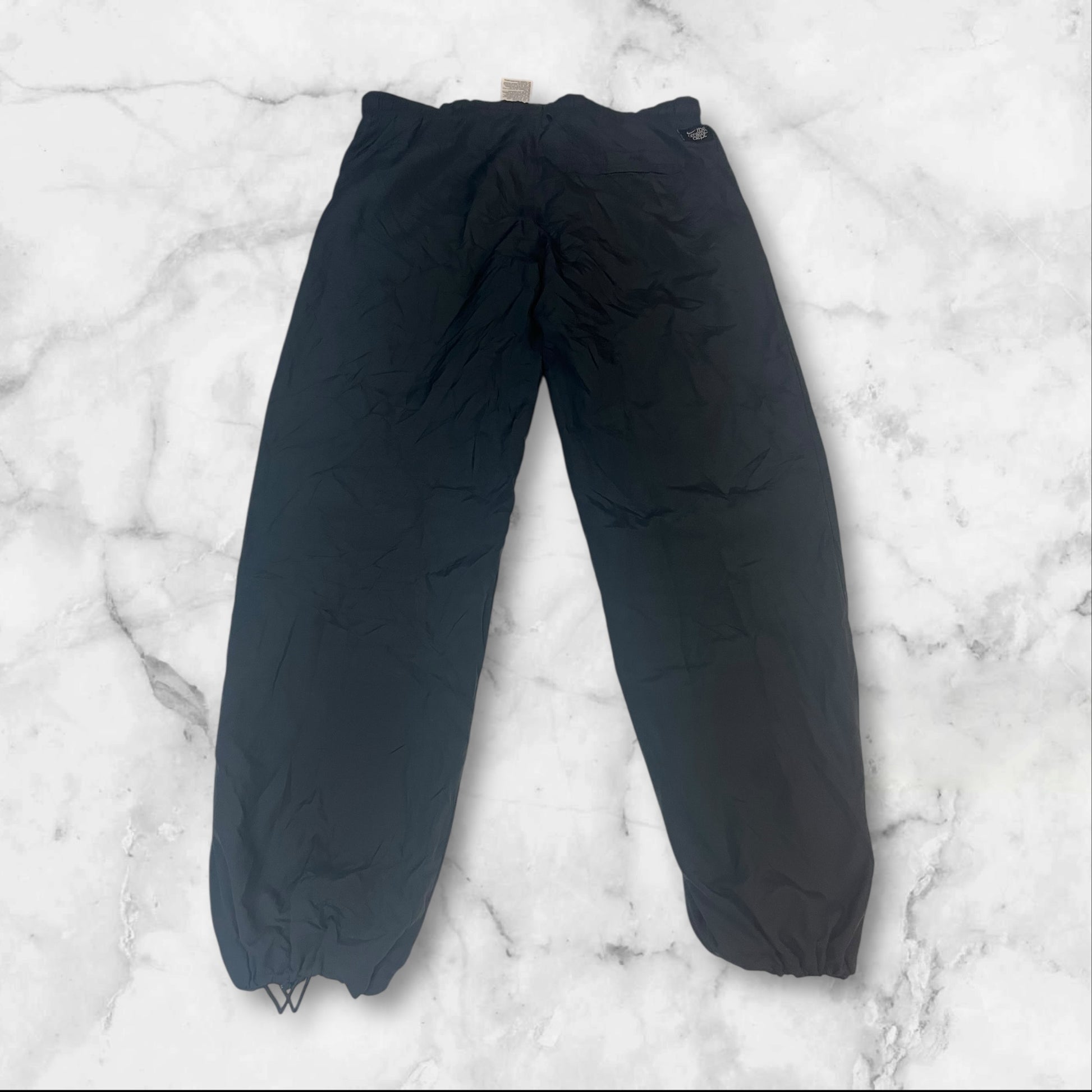 Entdecke unsere Vintage Track Pants von Nike und anderen Marken, erhältlich bei Valuxery.de - Dein Shop für trendige Vintage - Kleidung. Unsere Track Pants sind aus hochwertigen Materialien und