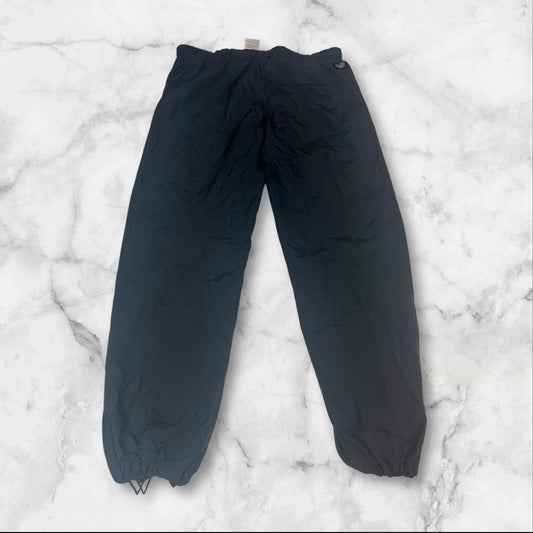 Entdecke unsere Vintage Track Pants von Nike und anderen Marken, erhältlich bei Valuxery.de - Dein Shop für trendige Vintage - Kleidung. Unsere Track Pants sind aus hochwertigen Materialien und