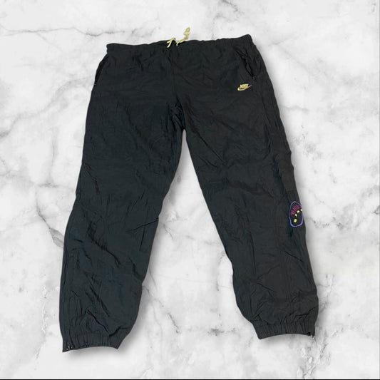 Entdecke unsere Vintage Track Pants von Nike und anderen Marken, erhältlich bei Valuxery.de - Dein Shop für trendige Vintage - Kleidung. Unsere Track Pants sind aus hochwertigen Materialien und
