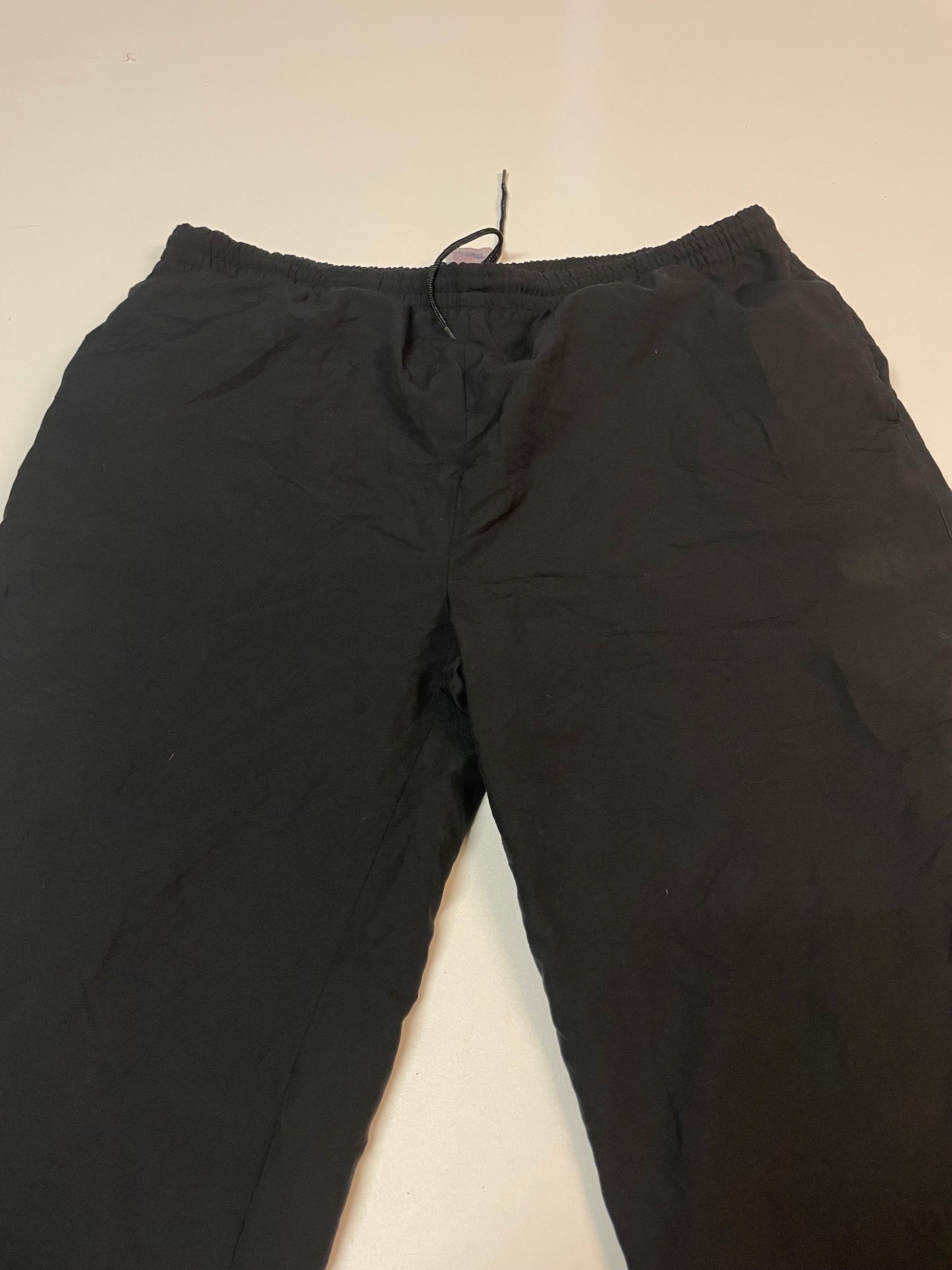 Entdecke unsere Vintage Track Pants von Nike und anderen Marken, erhältlich bei Valuxery.de - Dein Shop für trendige Vintage - Kleidung. Unsere Track Pants sind aus hochwertigen Materialien und