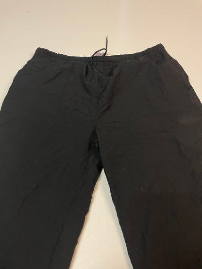 Entdecke unsere Vintage Track Pants von Nike und anderen Marken, erhältlich bei Valuxery.de - Dein Shop für trendige Vintage - Kleidung. Unsere Track Pants sind aus hochwertigen Materialien und