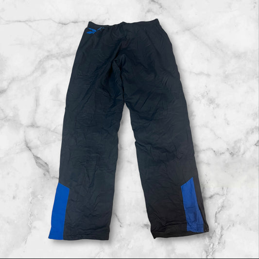 Entdecke unsere Vintage Track Pants von Nike und anderen Marken, erhältlich bei Valuxery.de - Dein Shop für trendige Vintage - Kleidung. Unsere Track Pants sind aus hochwertigen Materialien und