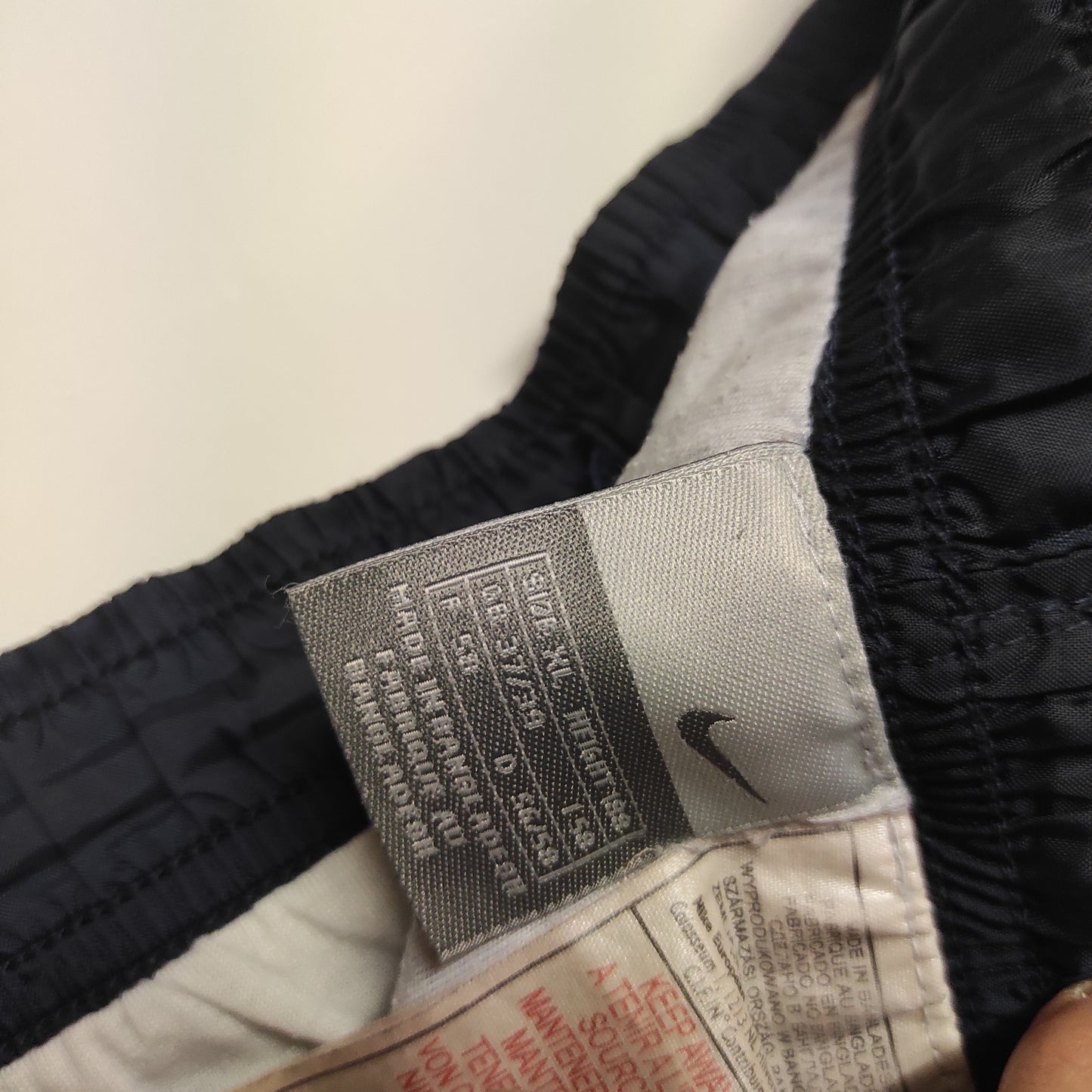 Entdecke unsere Vintage Track Pants von Nike und anderen Marken, erhältlich bei Valuxery.de - Dein Shop für trendige Vintage - Kleidung. Unsere Track Pants sind aus hochwertigen Materialien und