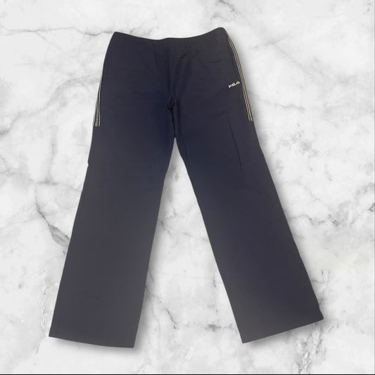 Entdecke unsere Vintage Track Pants von Nike und anderen Marken, erhältlich bei Valuxery.de - Dein Shop für trendige Vintage - Kleidung. Unsere Track Pants sind aus hochwertigen Materialien und