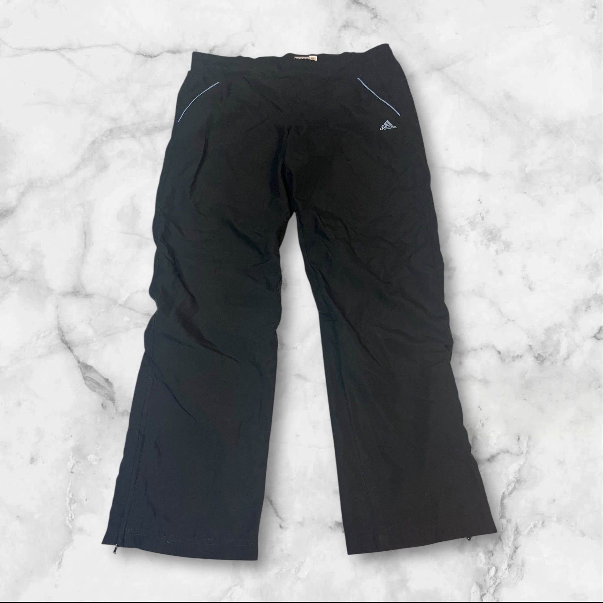 Entdecke unsere Vintage Track Pants von Nike und anderen Marken, erhältlich bei Valuxery.de - Dein Shop für trendige Vintage - Kleidung. Unsere Track Pants sind aus hochwertigen Materialien und