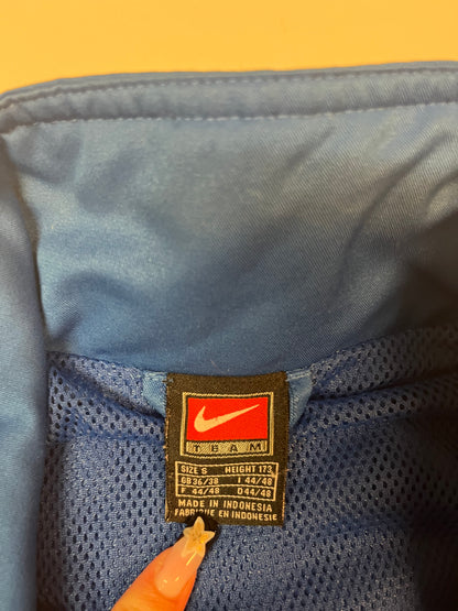 Entdecke unsere Vintage Track Pants von Nike und anderen Marken, erhältlich bei Valuxery.de - Dein Shop für trendige Vintage - Kleidung. Unsere Track Pants sind aus hochwertigen Materialien und