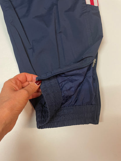 Entdecke unsere Vintage Track Pants von Nike und anderen Marken, erhältlich bei Valuxery.de - Dein Shop für trendige Vintage - Kleidung. Unsere Track Pants sind aus hochwertigen Materialien und