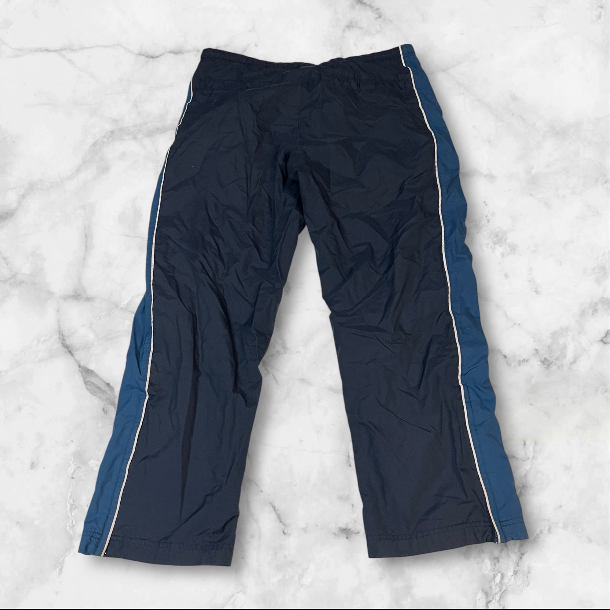 Entdecke unsere Vintage Track Pants von Nike und anderen Marken, erhältlich bei Valuxery.de - Dein Shop für trendige Vintage - Kleidung. Unsere Track Pants sind aus hochwertigen Materialien und