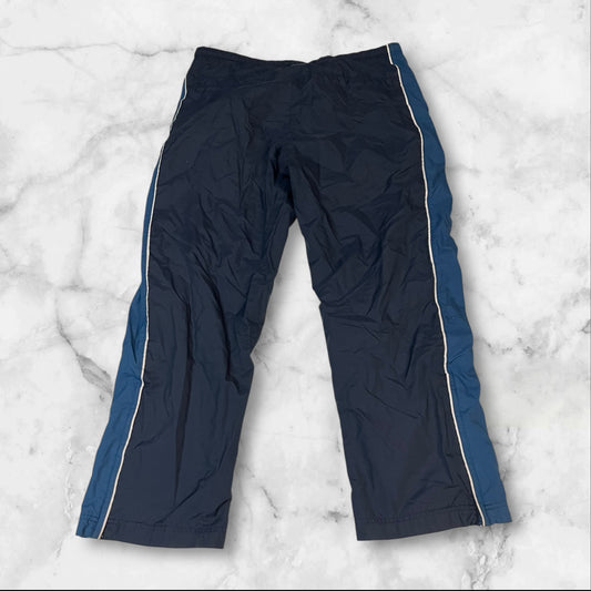 Entdecke unsere Vintage Track Pants von Nike und anderen Marken, erhältlich bei Valuxery.de - Dein Shop für trendige Vintage - Kleidung. Unsere Track Pants sind aus hochwertigen Materialien und