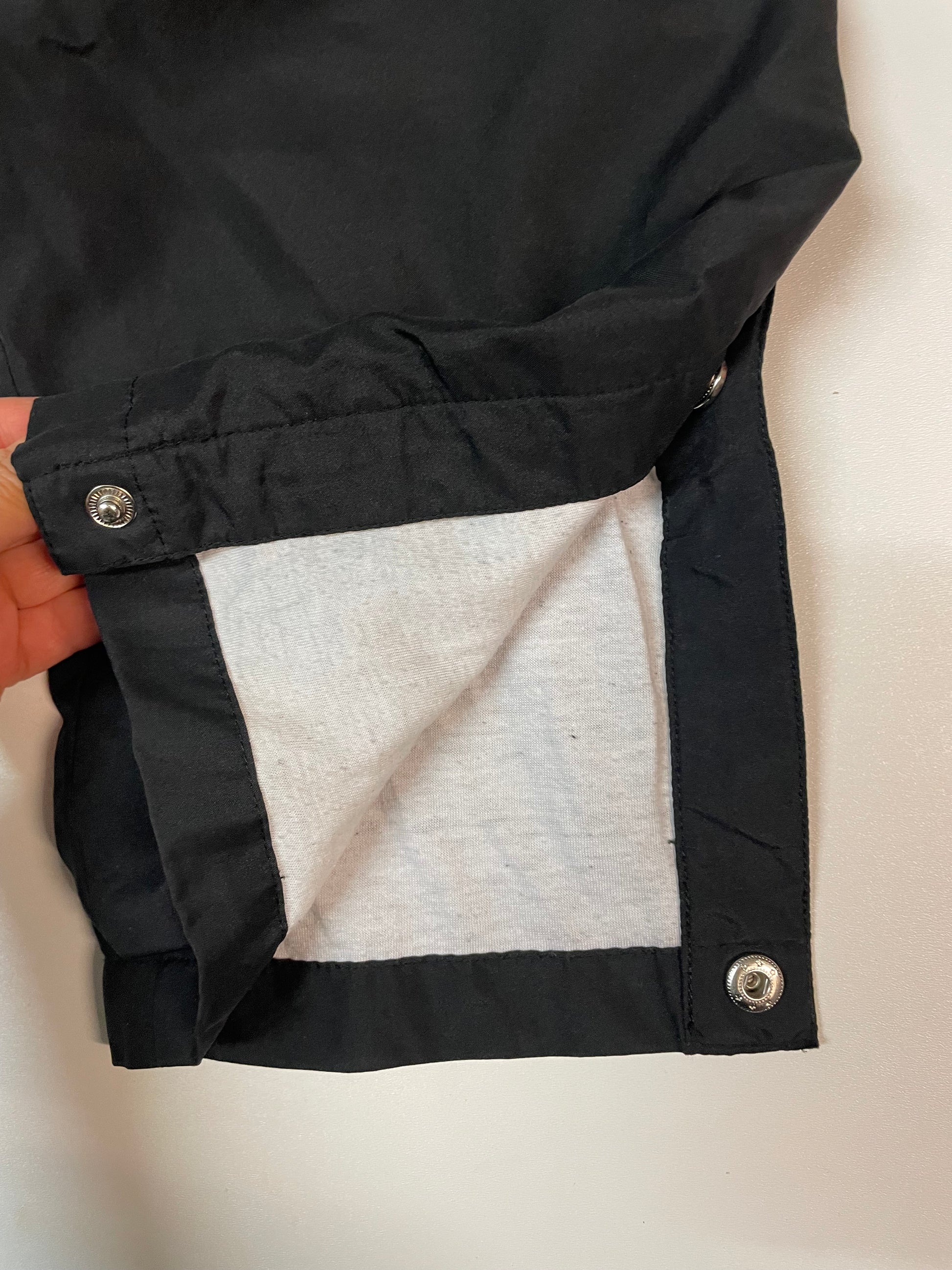 Entdecke unsere Vintage Track Pants von Nike und anderen Marken, erhältlich bei Valuxery.de - Dein Shop für trendige Vintage - Kleidung. Unsere Track Pants sind aus hochwertigen Materialien und