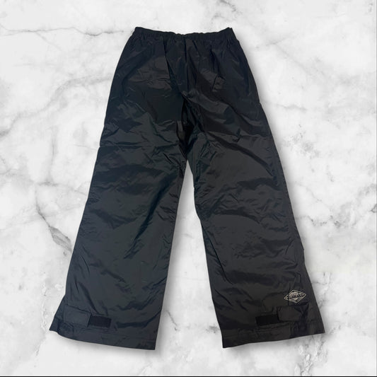 Entdecke unsere Vintage Track Pants von Nike und anderen Marken, erhältlich bei Valuxery.de - Dein Shop für trendige Vintage - Kleidung. Unsere Track Pants sind aus hochwertigen Materialien und