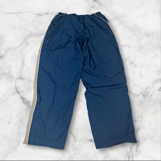 Entdecke unsere Vintage Track Pants von Nike und anderen Marken, erhältlich bei Valuxery.de - Dein Shop für trendige Vintage - Kleidung. Unsere Track Pants sind aus hochwertigen Materialien und