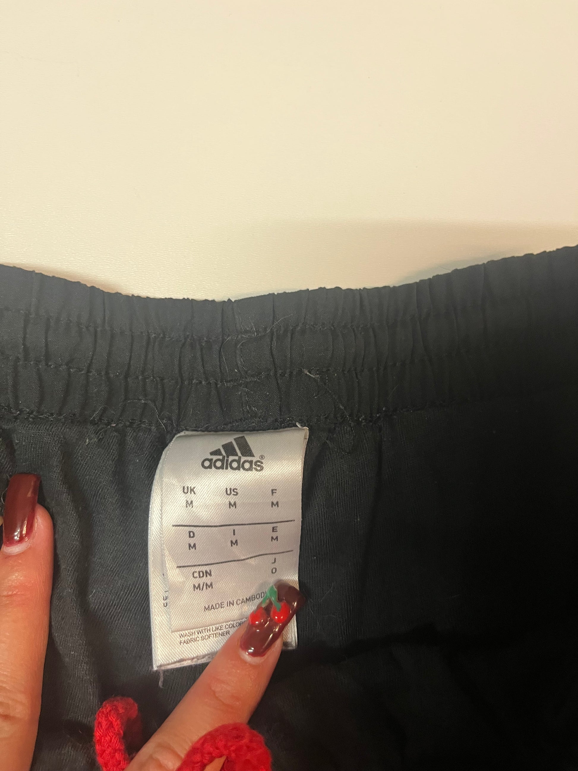 Entdecke unsere Vintage Track Pants von Nike und anderen Marken, erhältlich bei Valuxery.de - Dein Shop für trendige Vintage - Kleidung. Unsere Track Pants sind aus hochwertigen Materialien und