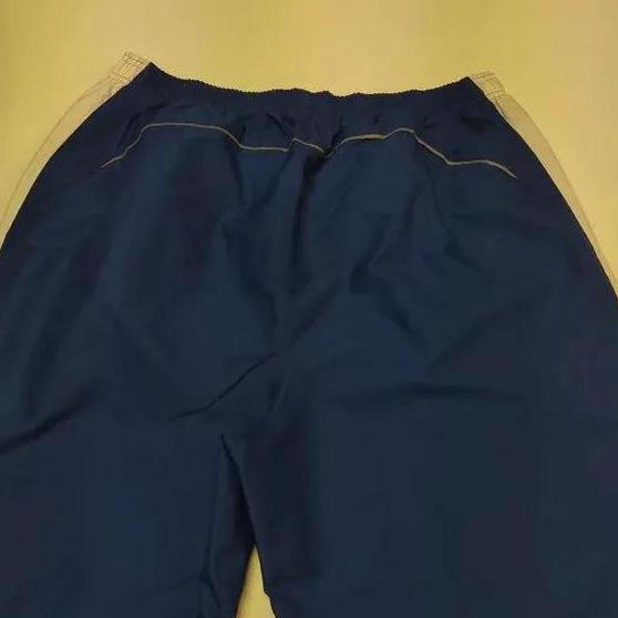 Entdecke unsere Vintage Track Pants von Nike und anderen Marken, erhältlich bei Valuxery.de - Dein Shop für trendige Vintage - Kleidung. Unsere Track Pants sind aus hochwertigen Materialien und